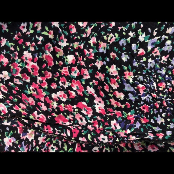 Floral shorts 🌸💕 - Picture 3 of 4